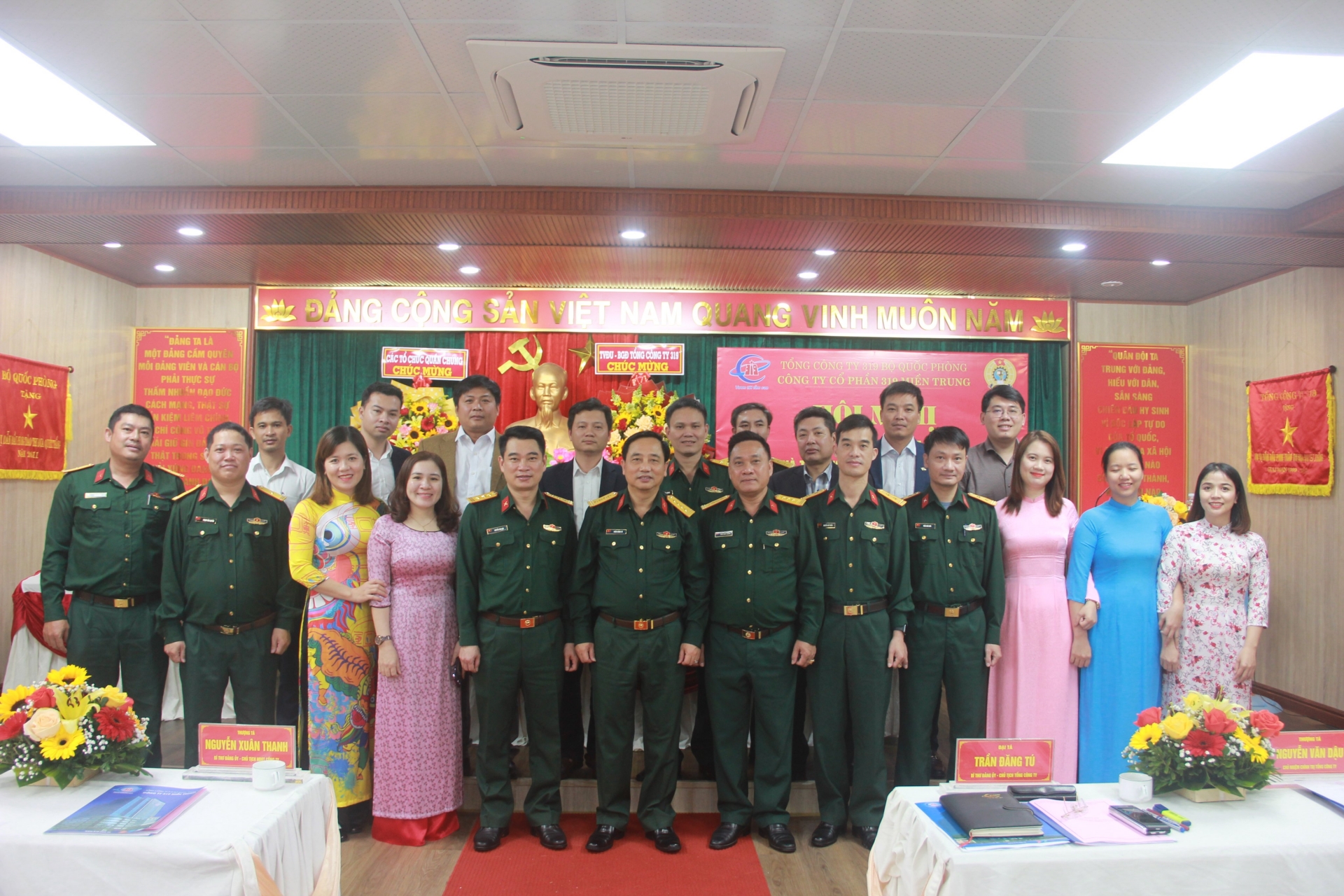 Đại diện Lãnh đạo, Chỉ huy Tổng công ty chụp ảnh lưu niệm cùng tập thể CB - CNV Công ty 319 Miền Trung